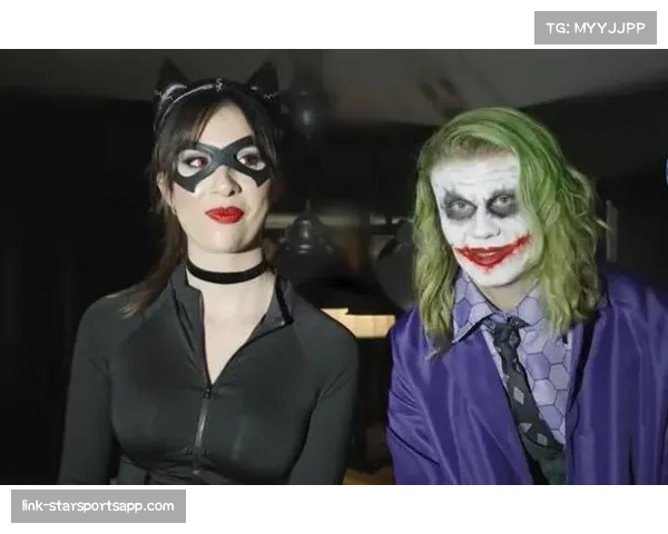 万圣节派对上演角色扮演，哈兰德与女友化妆秀创意十足